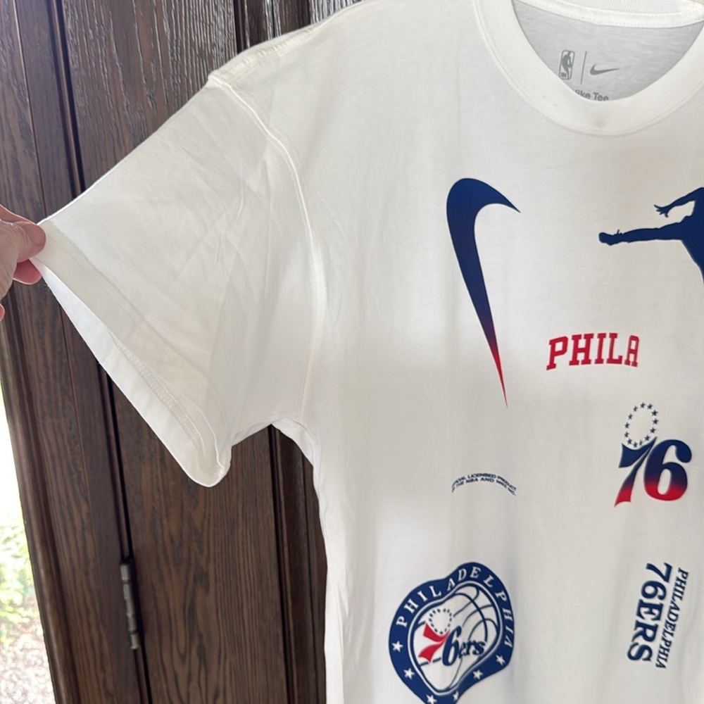 NIKE Philadelphia 76ers Courtside Statement Edition Men's T-Shirt - Loose Fit- L - Picture 3 of 10
